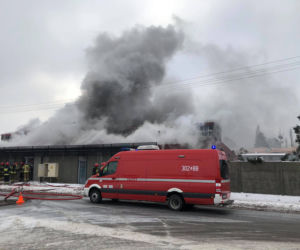 Pożar na Bałutach! Płonie hala, w której składują podpałkę do grilla. Kilkanaście zastępów straży w akcji! [ZDJĘCIA]
