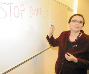 Super Express wywołał panią minister do tablicy