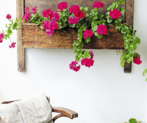 Kwietnik drewniany na pelargonie na balkonie