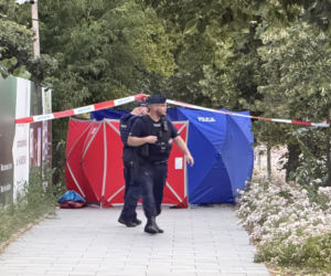 Dramat przed Komendą Policji w Warszawie. Mężczyzna spadł z żurawia, zginął na miejscu