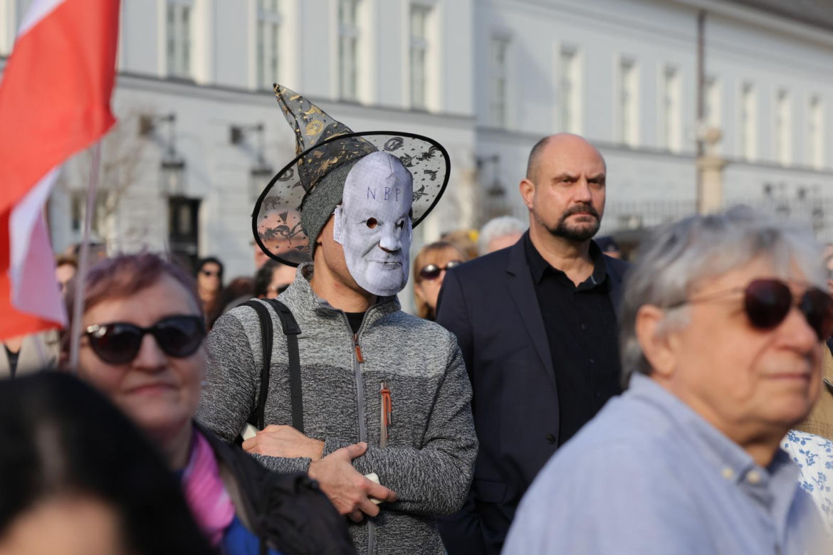 „Śmierdzi to ruską skarpetą!” Gorąco w Warszawie! Wielki protest na Krakowskim Przedmieściu