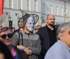 „Śmierdzi to ruską skarpetą!” Gorąco w Warszawie! Wielki protest na Krakowskim Przedmieściu