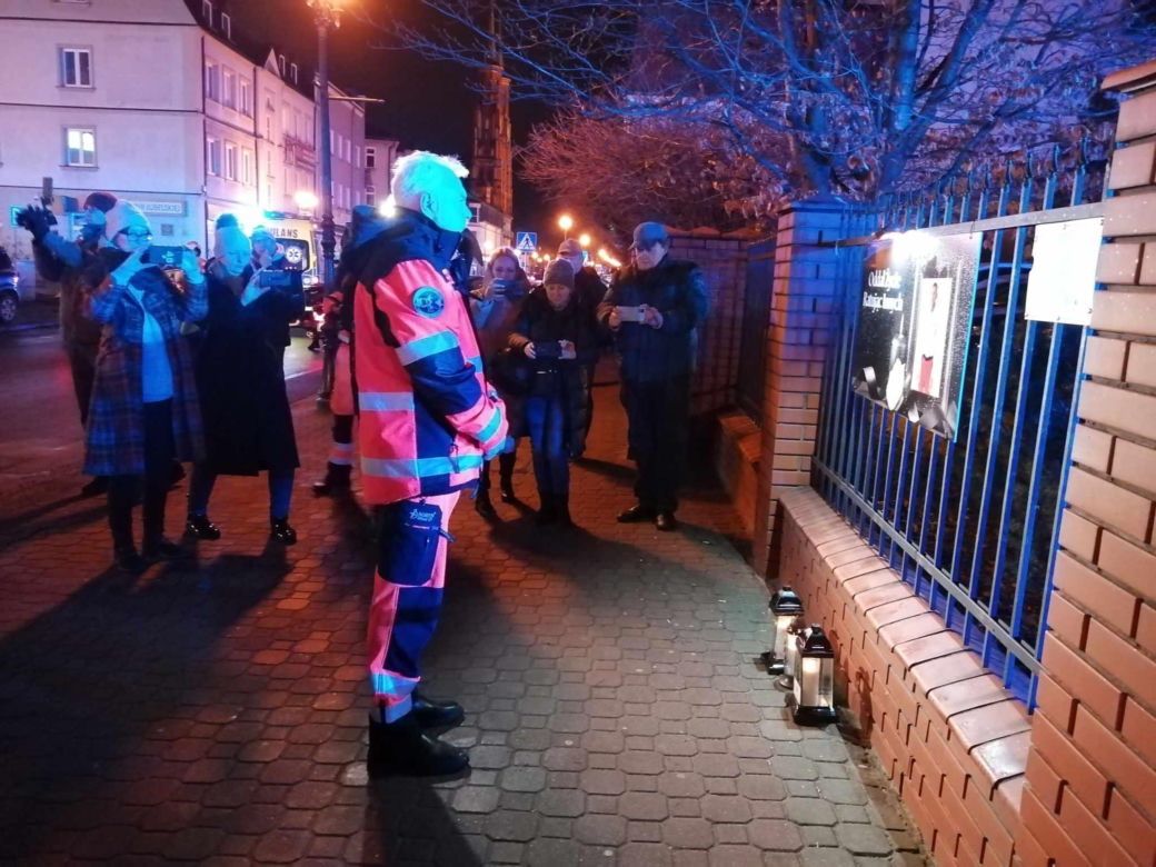 Siedlczanie wyrazili swój sprzeciw przeciwko agresji i wsparcie dla rodziny ratownika medycznego, który zginął w ataku nożownika
