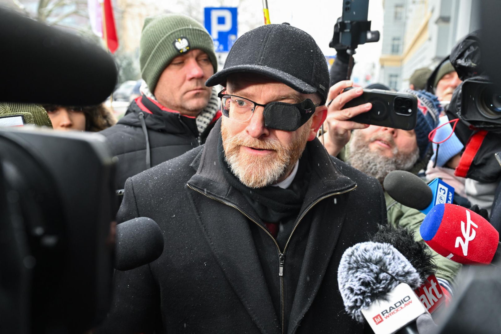 Grzegorz Braun pojawił się w prokuraturze. Nie otrzymał żadnych zarzutów