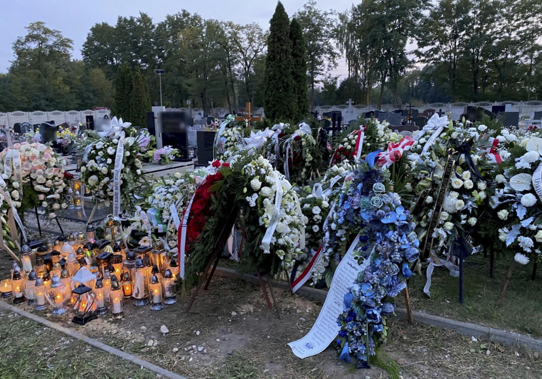 Grób zastrzelonego policjanta Natana Sieronia pokryły kwiaty i wiązanki. Trudno powstrzymać łzy