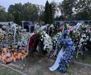 Grób zastrzelonego policjanta Natana Sieronia pokryły kwiaty i wiązanki. Trudno powstrzymać łzy