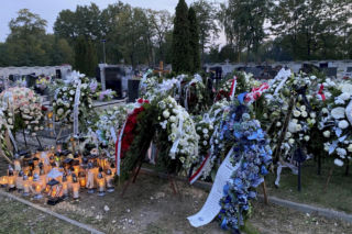 Grób zastrzelonego policjanta Natana Sieronia pokryły kwiaty i wiązanki. Trudno powstrzymać łzy