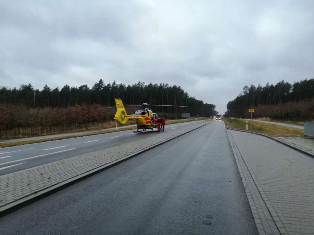 Koszmarny wypadek pod Solcem nad Wisłą! Nie żyje pasażer opla, 44-latkę zabrała karetka [ZDJĘCIA]