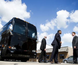 Autobus Baracka Obamy otoczony przez agentów Secret Service