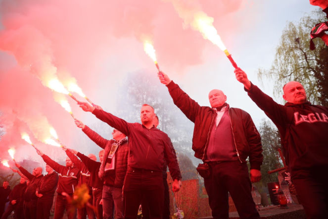 Wyjątkowe sceny przy składaniu trumny Jacka Magiery. Racowisko, salwa honorowa i hymn Legii