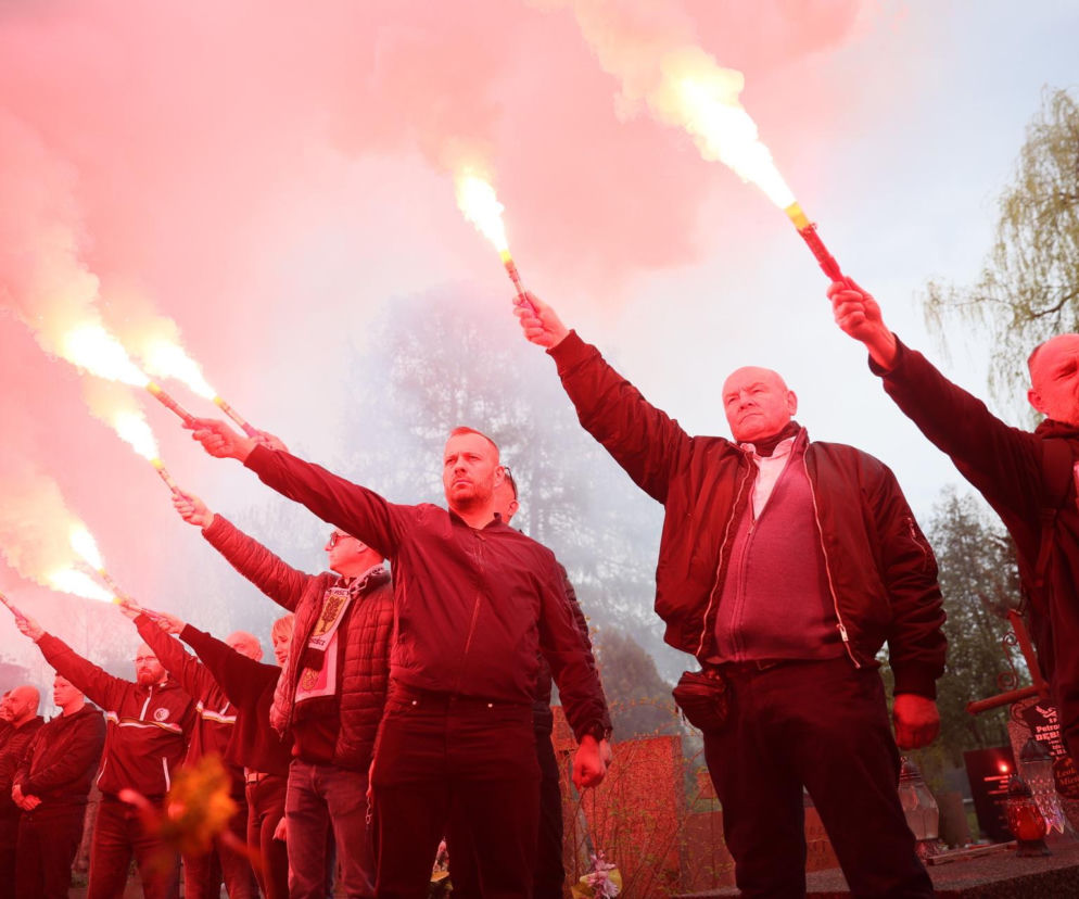 Tłumy pożegnały Jacka Magierę na Powązkach. Niezwykłe sceny na koniec pogrzebu