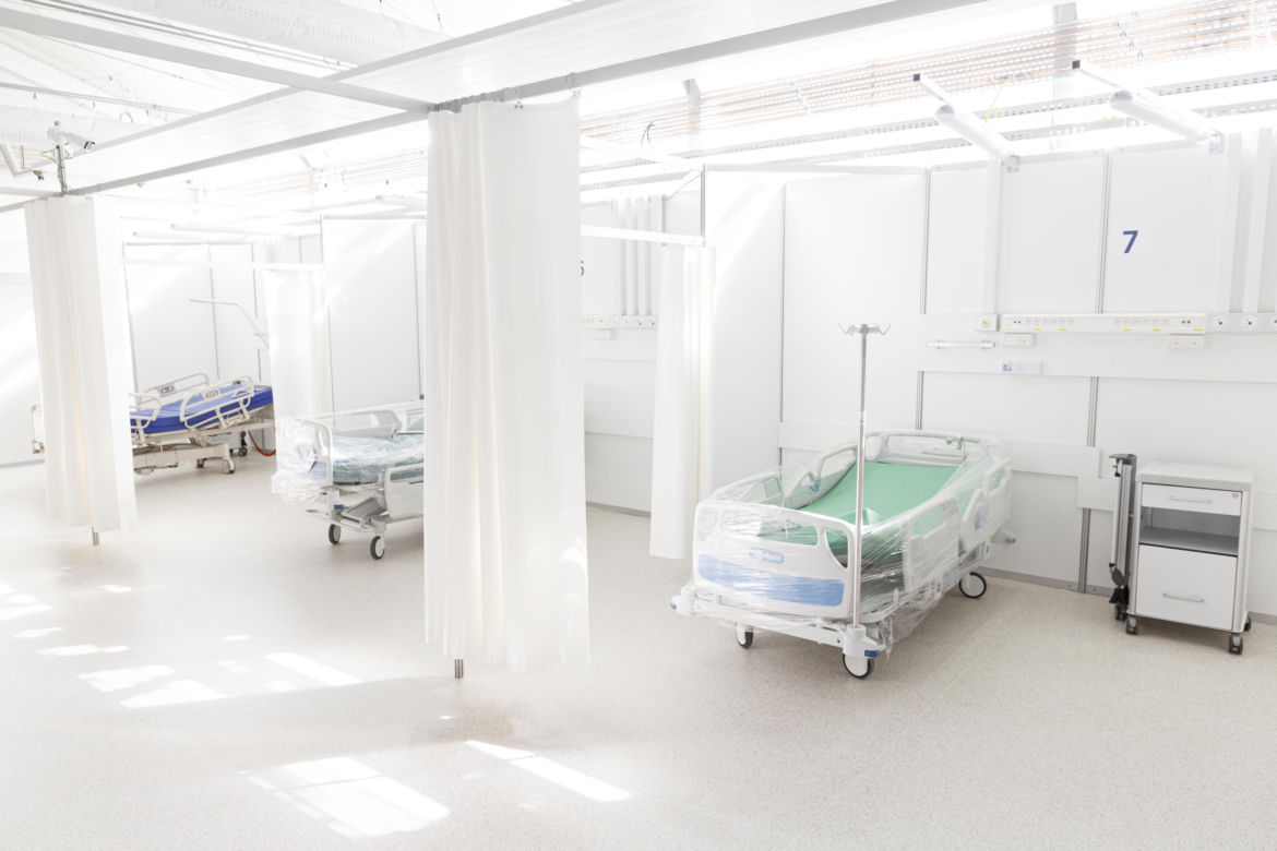 Szpital tymczasowy we Wrocławiu zaczyna przyjmować pierwszych pacjentów