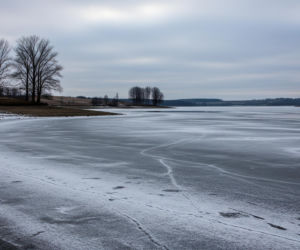 Pościg policji w Zakanalu. Czemu kierowca wbiegł na zamarznięty zbiornik?