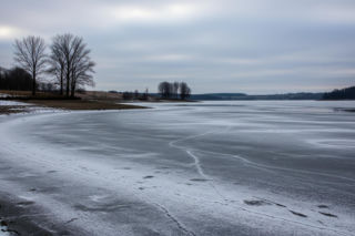 Pościg policji w Zakanalu. Czemu kierowca wbiegł na zamarznięty zbiornik?
