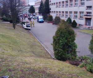 Wyglądało groźnie. Samochód przejechał przez deptak, sforsował ogrodzenie i stoczył się ze skarpy.