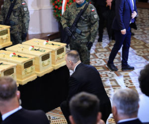 Szok po tragedii w Łodzi. Dziesięć malutkich trumienek na pogrzebie. Tego widoku nie da się wyrzucić z głowy