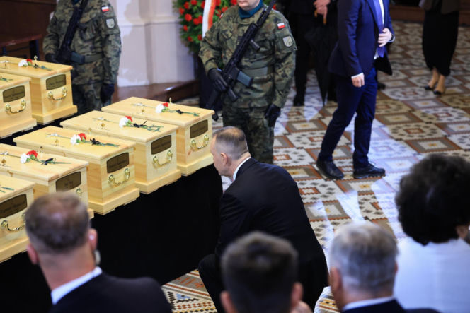 Szok po tragedii w Łodzi. Dziesięć malutkich trumienek na pogrzebie. Tego widoku nie da się wyrzucić z głowy