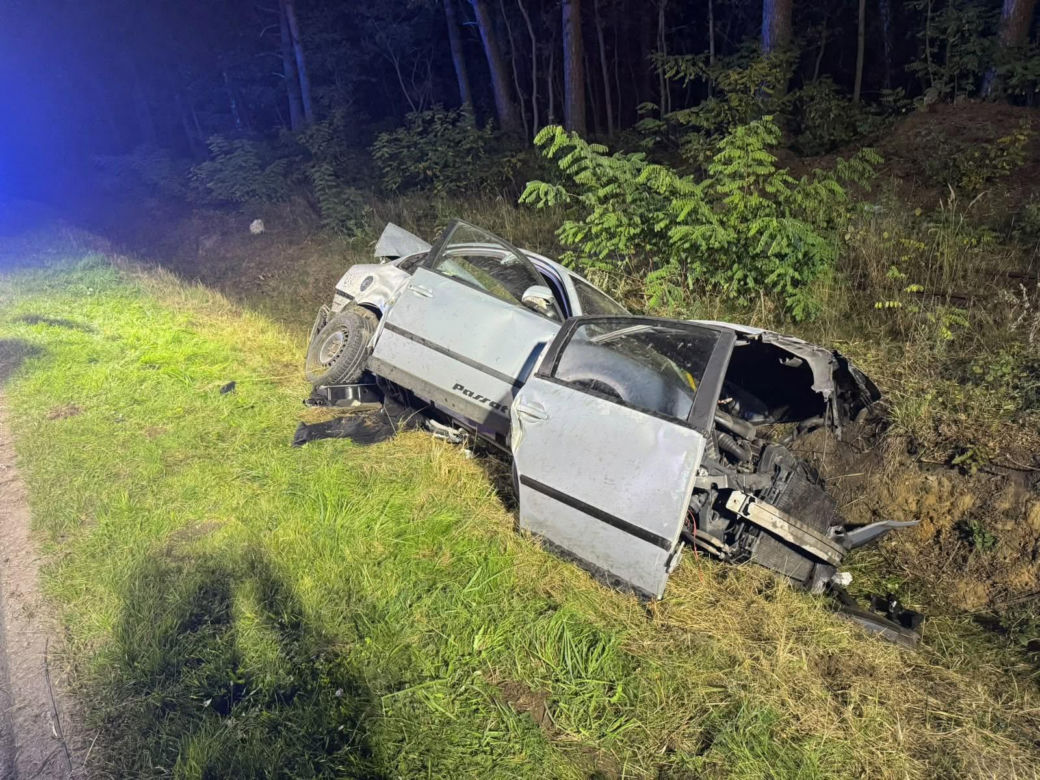 Wypadek w powiecie pińczowskim. Kobieta zakleszczona w aucie, w środku było też dziecko