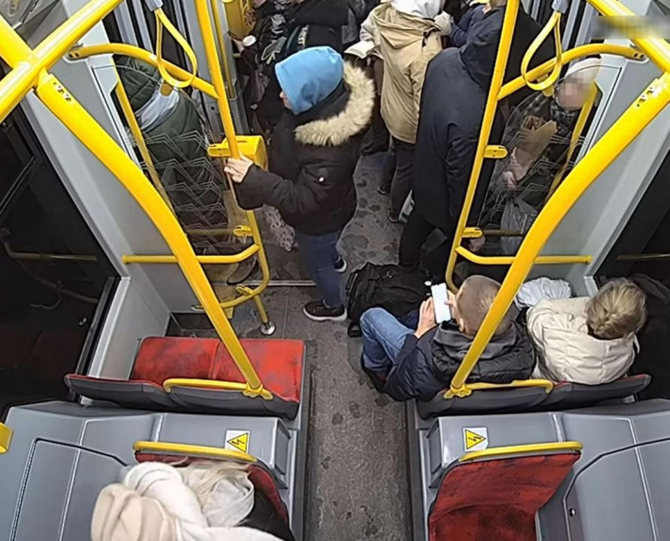 Szokujące sceny z tramwaju w Warszawie. Opublikowano właśnie nagranie. „Trzymaj się mocno”