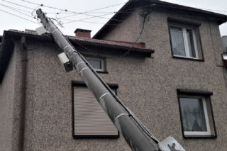 Potężny huk na dachu obudził go ze snu! To nie były sanie świętego Mikołaja