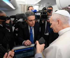 Konferencja papieska w samolocie w podróży do Algierii