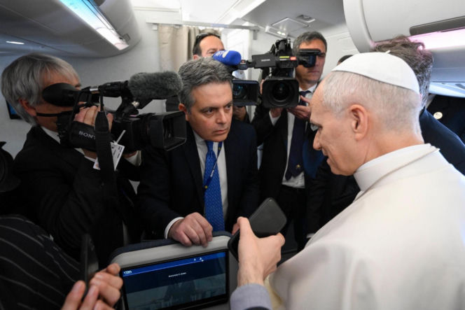 Konferencja papieska w samolocie w podróży do Algierii