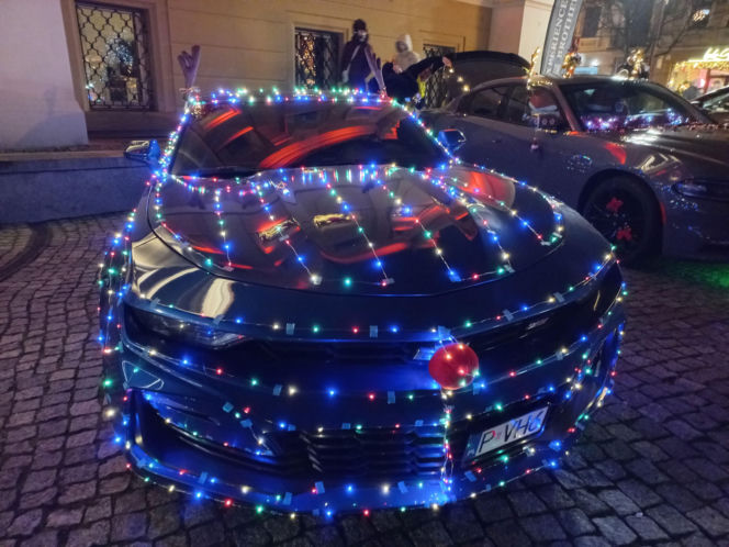 Świąteczny Zlot Amerykańskich Samochodów na Rynku w Lesznie