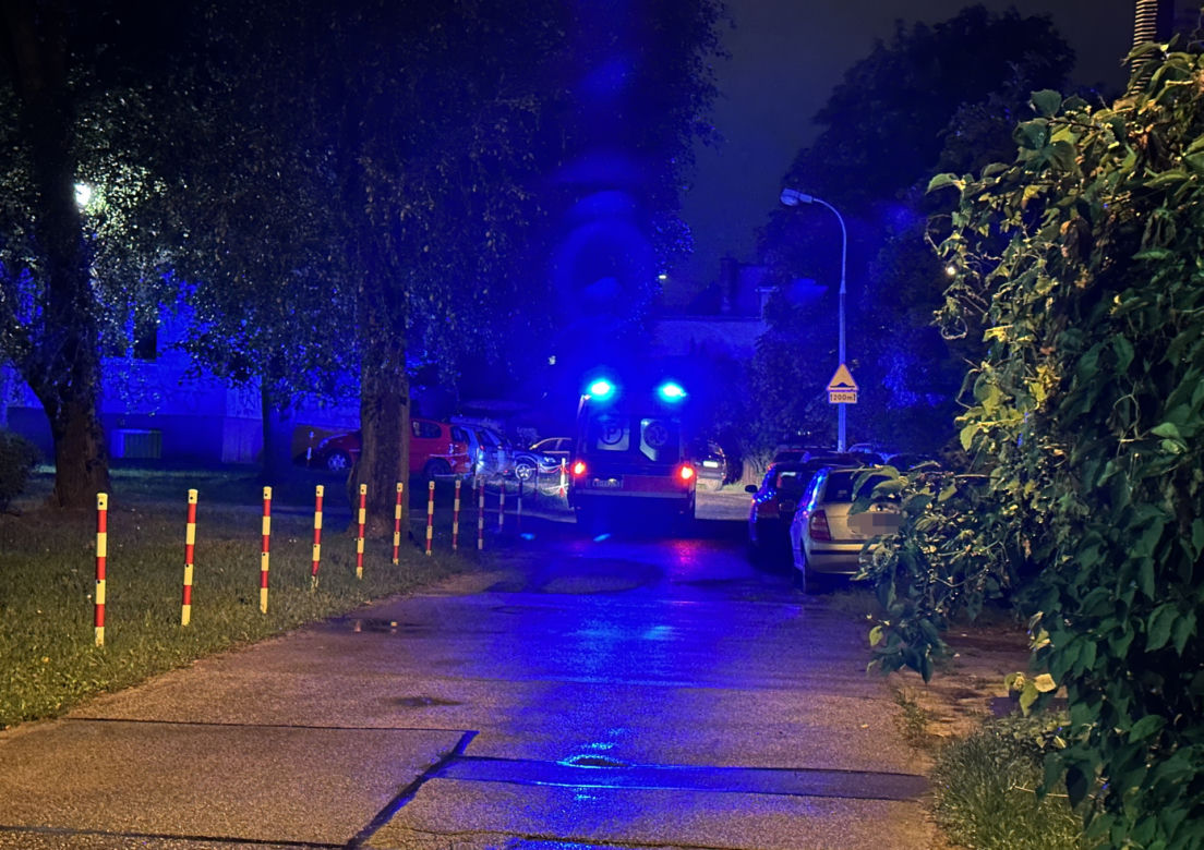 Mężczyzna spadł z wysokości. Dramatyczna walka o życie na Bemowie