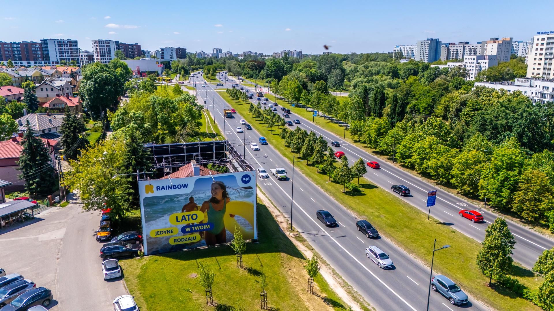 Otoczony reklamami dom przy Dolinie Służewieckiej w Warszawie