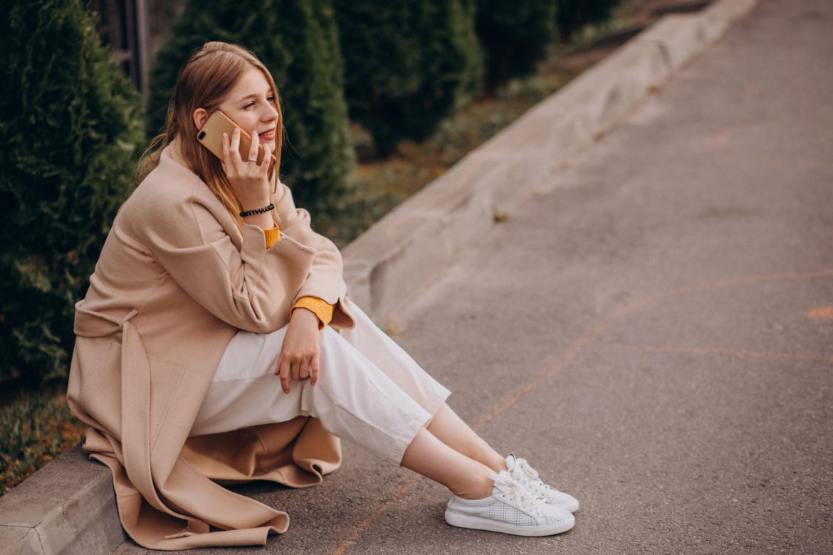Białe sneakersy to must have w letniej garderobie. Z czym je łączyć, żeby wyglądać jak prawdziwa it-girl?