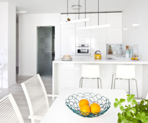 Biały salon z kuchnią i jadalnią z szarymi detalami