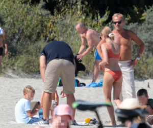 Kasia Tusk w bikini na plaży z rodziną