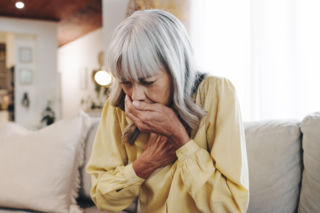 Popularny lek przeciwbólowy pod lupą. Czy ibuprofen wpływa na przebieg zapalenia płuc?