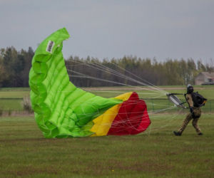 Policyjny black hawk nad Warszawą
