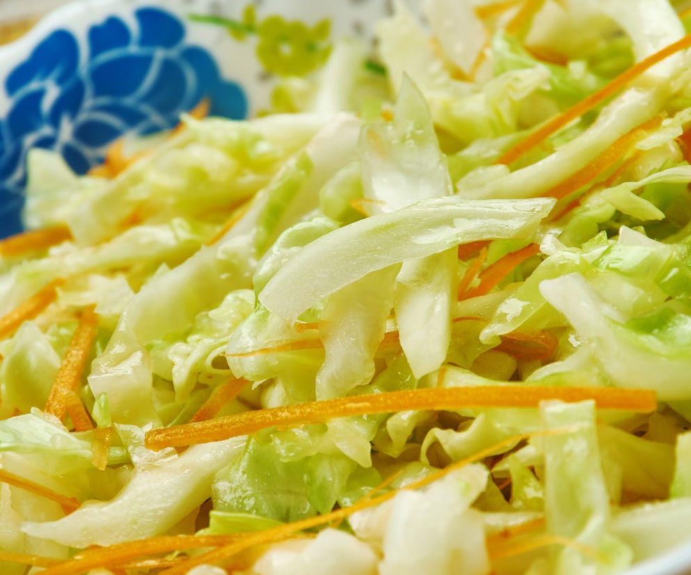 Chcesz poczuć się jak na Oktoberfeście? Zrób ten niemiecki Krautsalat. Lepszy niż zwykła surówka z kapusty!