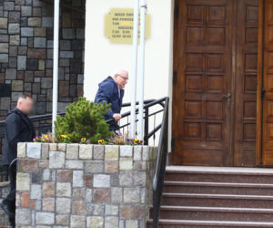 Wiosenny Lech Wałęsa na wielkanocnej mszy