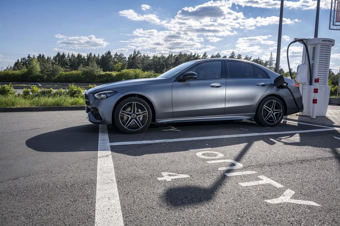 Mercedes-Benz Klasy C 300 e (2022)