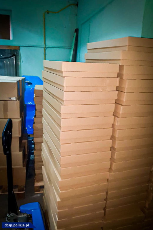 Akcja CBŚP i KAS. 7 osób zatrzymanych, w tle 6,5 mln nielegalnych papierosów