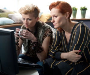 KOCHAM.ENTER - serial paradokumentalny w TVN. Iwona (Agnieszka Płoszajska), Alicja (Sylwia Nowiczewska) 