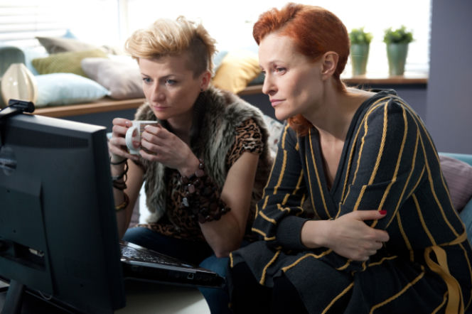 KOCHAM.ENTER - serial paradokumentalny w TVN. Iwona (Agnieszka Płoszajska), Alicja (Sylwia Nowiczewska) 
