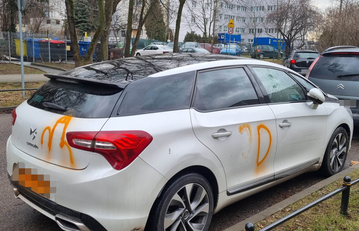 „Kule świszczą nam nad głowami”. Wariat strzela do samochodów
