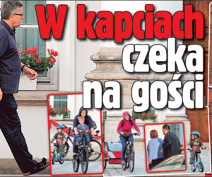 W kapciach czeka na gości