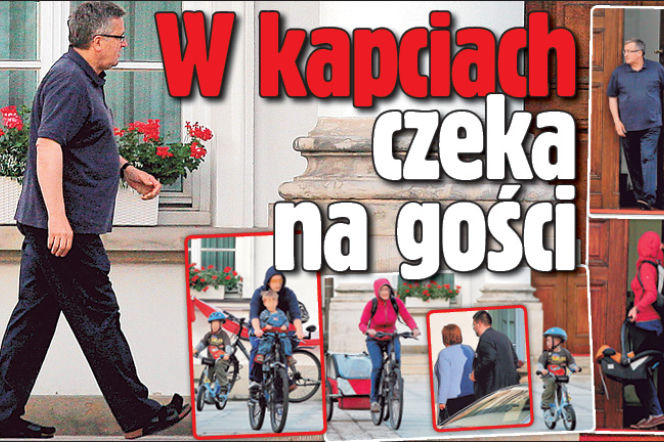 W kapciach czeka na gości