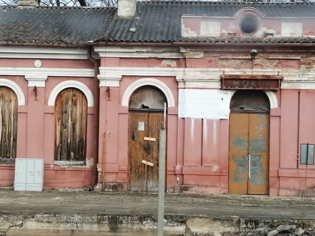 Niszczejący budynek dworca kolejowego w Mordach