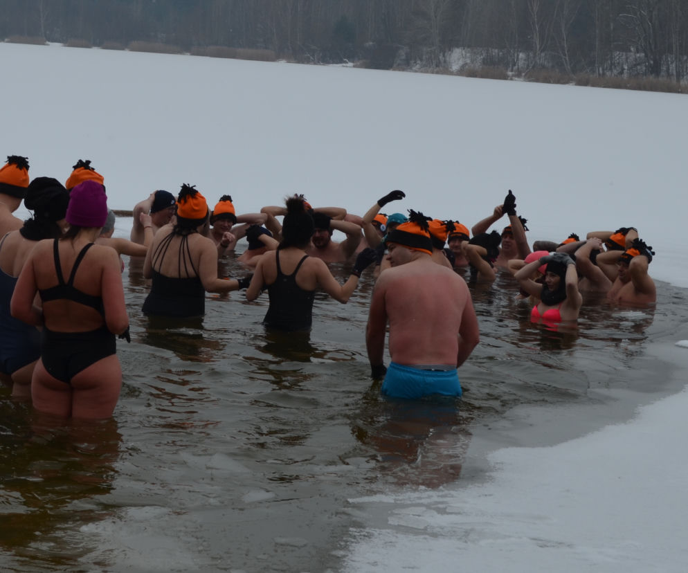 Morsowanie nasz nowy zimowy sport narodowy. Dziś na PIACHACH ponad setka morsów