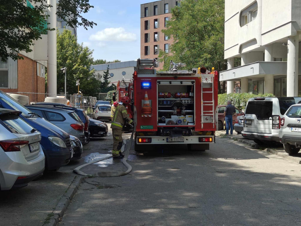 Pożar w centrum Wrocławia. Ogień objął część budynku na Manhattanie