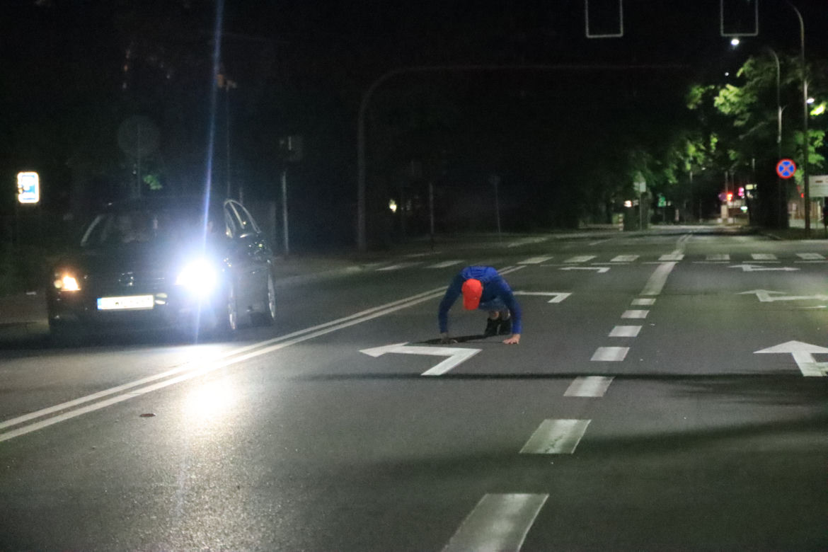 Sportowiec na środku jezdni