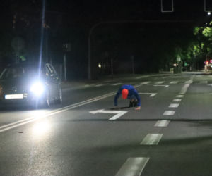 Sportowiec na środku jezdni