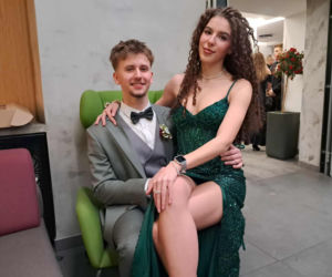 Tak bawili się maturzyści na studniówce skarżyskiego Erbla. Kreacje jak z czerwonego dywanu