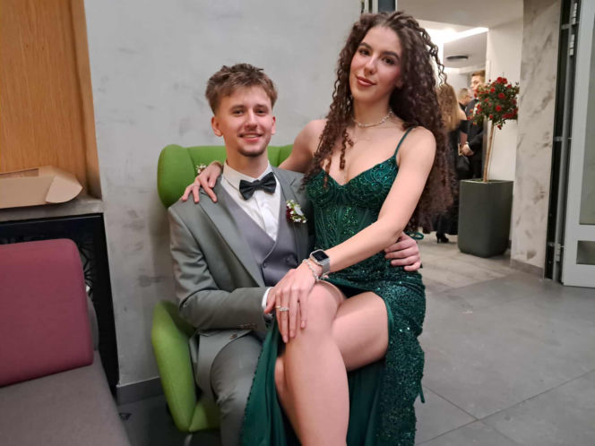 Tak bawili się maturzyści na studniówce skarżyskiego "Erbla". Kreacje jak z czerwonego dywanu